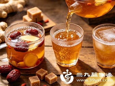 及时饮用一杯温热的红糖红枣姜水，能够快速驱散体表寒气、疏通毛孔、加速排汗，有效预防和缓解风寒感冒初期症状
