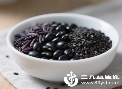 黑豆性平味甘，具有补肾滋阴、益精明目的作用；黑芝麻性平，富含不饱和脂肪酸和维生素E，能滋阴补肾、润肠通便