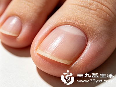 脚部皮肤出现破损时，细菌容易侵入引发感染，如甲沟炎