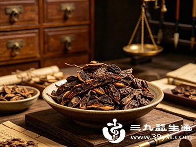 槐角归肝、大肠经，具有清肝明目的功效