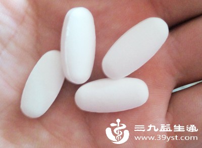乳酸钙是通过乳酸与钙结合形成的钙片，含钙量约13%，口感相对温和，容易被人体消化吸收，适合年龄较小的青少年或初次服用钙片的人群