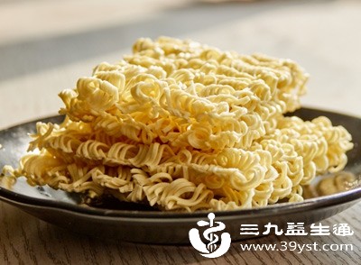 方便面在高温油炸和长期储存过程中，维生素等营养素会大量流失