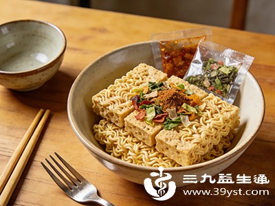 油炸面饼中的油脂含量高，且面饼质地坚硬，进入胃肠道后需要更长时间消化