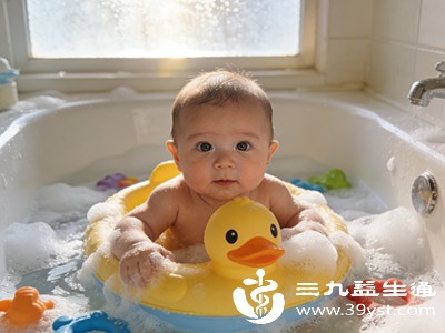 睡前1小时避免让宝宝过于兴奋，可通过洗澡、换睡衣、讲故事、唱摇篮曲等方式进行安抚