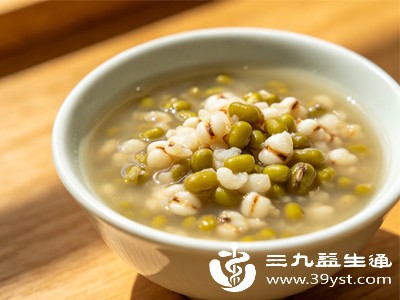 大量饮用温水、绿豆汤、银耳汤、冬瓜汤等清热润燥的汤水，帮助身体代谢火气，降低母乳燥热性