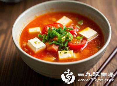 汤品以冬瓜汤、番茄蛋汤、青菜汤为主，清淡润燥