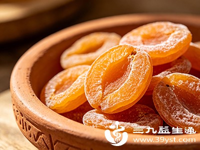 杏子干含有的钾元素有助于调节体内钠钾平衡，促进多余水分的排出