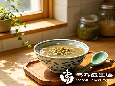 绿豆汤：清热解暑，但脾胃虚寒者少喝冰镇的