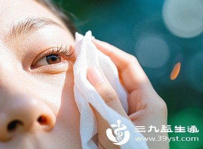 若脂肪粒已经明显凸起，影响美观，可尝试用温和的方法去除，但一定要做好全面消毒工作