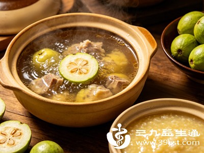 青果搭配瘦肉、排骨煲汤,口感清甜不油腻,能中和肉类燥热,清热养胃、润燥生津,全家老少都适合吃,是秋冬绝佳的养生汤品 青果搭配瘦肉、排骨煲汤,口感清甜不油腻,能中和肉类燥热,清热养胃、润燥生津,全家老少都适合吃,是秋冬绝佳的养生汤品