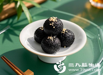 黑芝麻油脂含量极高,每天食用10-15克即可,约一小勺 黑芝麻油脂含量极高,每天食用10-15克即可,约一小勺