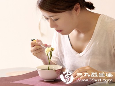 尽量避免用疼痛侧牙齿咀嚼食物,说话和进食时放慢速度,减少牙齿的咬合压力 尽量避免用疼痛侧牙齿咀嚼食物,说话和进食时放慢速度,减少牙齿的咬合压力