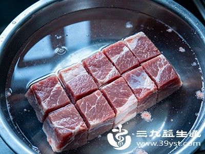 将选好的肉类切成小块,放入冷水中浸泡30分钟,去除血水 将选好的肉类切成小块,放入冷水中浸泡30分钟,去除血水