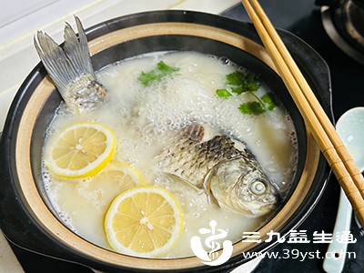 产后产妇肠胃功能相对较弱,鲫鱼肉质细嫩 产后产妇肠胃功能相对较弱,鲫鱼肉质细嫩