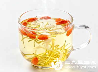 如果确实喜欢喝金银花茶，又担心它的凉性，可以搭配一些温性食材一起冲泡，中和其寒性