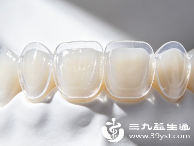 化学美白并非养护变白，只是表层脱色，维持时间极短，频繁补救美白，只会进一步加重牙齿损伤