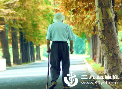 对于中老年人，长期缺盐会增加乏力摔倒、器官功能紊乱的风险，得不偿失