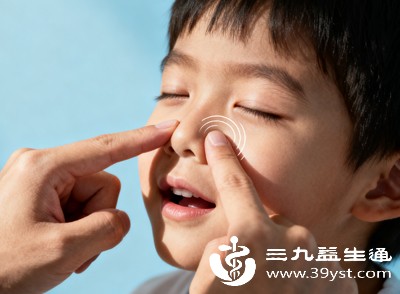 鼻炎、鼻窦炎、扁桃体肥大等呼吸道问题，会让鼻腔分泌物倒流至咽喉，滋生细菌，引发异味，容易被误认为是口臭