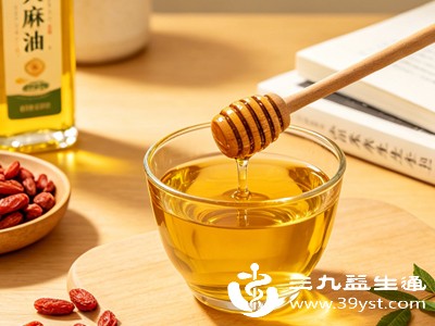 火麻油富含蛋白质、卵磷脂、多种维生素和钙、铁等矿物质,能为人体补充多种必需营养 火麻油富含蛋白质、卵磷脂、多种维生素和钙、铁等矿物质,能为人体补充多种必需营养