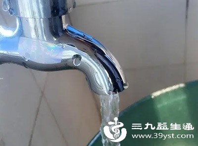 被人咬伤后,应第一时间用流动的清水(如自来水)或生理盐水持续冲洗伤口 被人咬伤后,应第一时间用流动的清水(如自来水)或生理盐水持续冲洗伤口