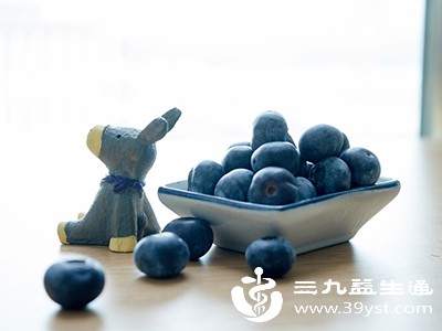 蓝莓富含维生素C、维生素E及多酚类物质,这些成分协同作用 蓝莓富含维生素C、维生素E及多酚类物质,这些成分协同作用