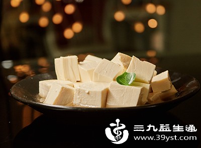 豆腐中含有一定量的膳食纤维，能促进肠道蠕动，帮助消化
