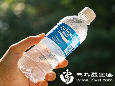 握矿泉水瓶(初期选空瓶,逐渐加水增重)进行训练 握矿泉水瓶(初期选空瓶,逐渐加水增重)进行训练