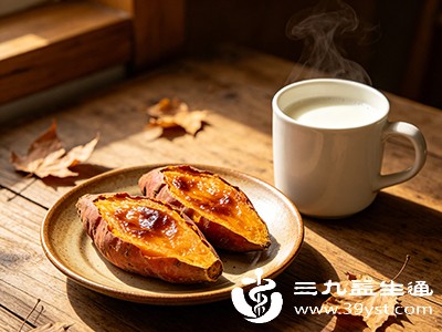 地瓜属于弱碱性食物，与牛奶同煮一般不会出现此类问题