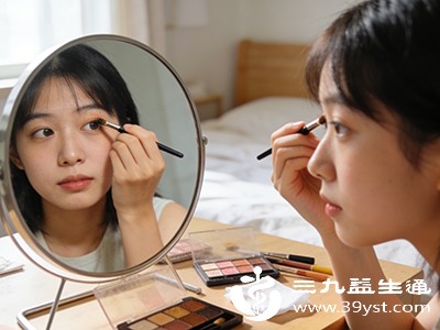 通过眼影、眼线等化妆产品的色彩对比和线条勾勒,在视觉上营造双眼皮效果 通过眼影、眼线等化妆产品的色彩对比和线条勾勒,在视觉上营造双眼皮效果