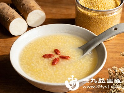 过渡到半流质食物，如小米粥