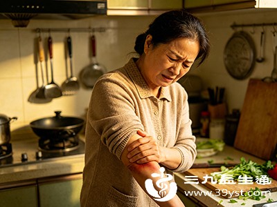 多见于中老年人，长期磨损导致肘关节软骨退化、骨质增生，表现为肘关节疼痛、僵硬