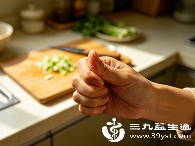 中老年人大拇指关节疼 别当“老毛病”可能是关节在“老化”