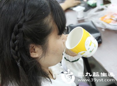 每天饮水量保持在1500-2000毫升，不要等到口渴才喝水，避免尿液浓缩