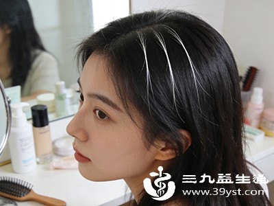 压力大、熬夜致白发 多吃这些食物配合3习惯白发长得慢