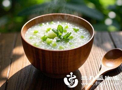 锅中加入适量清水,大火煮沸后放入浸泡好的大米,搅拌均匀防止米粒粘在锅底 锅中加入适量清水,大火煮沸后放入浸泡好的大米,搅拌均匀防止米粒粘在锅底