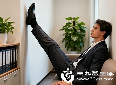 坐下或躺下抬高双腿，促进血液回流
