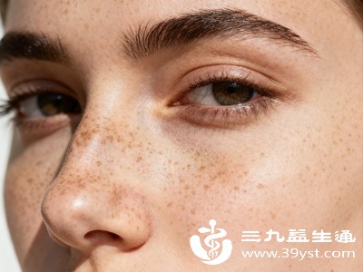 很多人担心雀斑去不掉,或者去掉后会留疤,其实只要选对科学的方法,雀斑是可以彻底去掉的,而且留疤的概率很低 很多人担心雀斑去不掉,或者去掉后会留疤,其实只要选对科学的方法,雀斑是可以彻底去掉的,而且留疤的概率很低