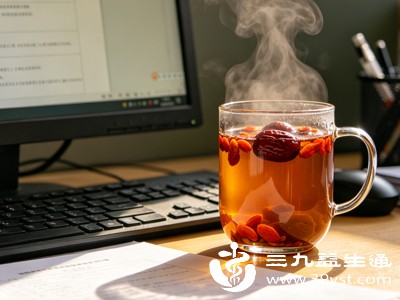 舌苔厚腻、腹胀积食、全身浮肿人群慎用，红枣糖分易加重湿气堆积