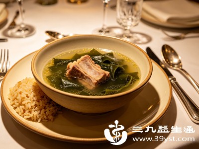 汤品可滋养津液，缓解秋冬干燥、口干舌燥，兼顾补虚与清燥，阴虚湿气并重体质尤为适配