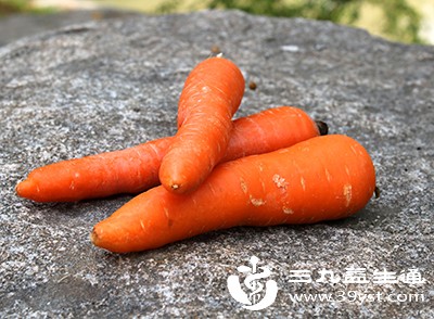 维生素A对眼表黏膜健康至关重要，可多吃胡萝卜、南瓜、菠菜等富含β-胡萝卜素的食物