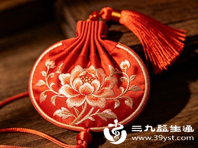 酷暑将至,女子互赠折扇、脂粉、草药香囊,扇可纳凉驱热,脂粉可消汗除味,香囊多用艾叶、佩兰、薄荷、藿香制作,驱蚊散浊、清心安神 酷暑将至,女子互赠折扇、脂粉、草药香囊,扇可纳凉驱热,脂粉可消汗除味,香囊多用艾叶、佩兰、薄荷、藿香制作,驱蚊散浊、清心安神