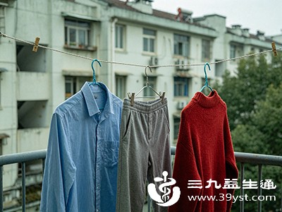 晾在通风处,如果连续下雨,可借助烘干机或暖风机 晾在通风处,如果连续下雨,可借助烘干机或暖风机