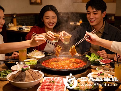 火锅聚餐时,人们往往会因为聊天、氛围等因素延长用餐时间,不知不觉就会过量进食 火锅聚餐时,人们往往会因为聊天、氛围等因素延长用餐时间,不知不觉就会过量进食
