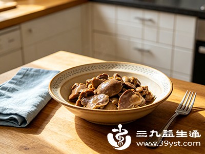 食用鸡肝需注意适量，一般建议成年人每周食用1-2次
