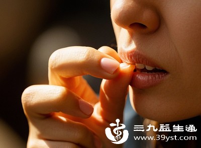 还有人习惯咬指甲、抠指甲，这些小动作也会直接损伤指甲边缘，引发分层和断裂问题