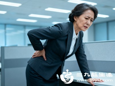腰椎间盘突出、腰椎退行性病变等，腰椎间盘压迫到支配腿部的神经，会导致双腿出现放射性酸痛、麻木