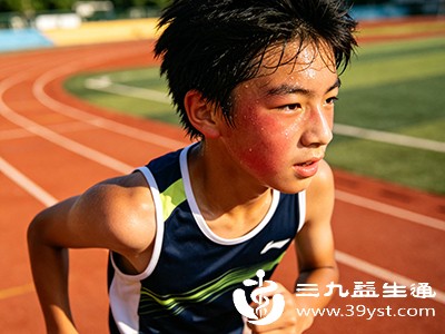 运动时呼吸急促或方式不当，会导致体内氧气供应不足，交感神经兴奋度增加，进而加重面部血管扩张