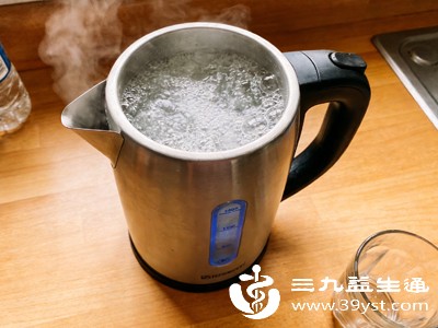 有些人觉得“多喝水更健康”,于是每天喝3000毫升以上的水,殊不知过量喝水会给肾脏带来巨大负担 有些人觉得“多喝水更健康”,于是每天喝3000毫升以上的水,殊不知过量喝水会给肾脏带来巨大负担