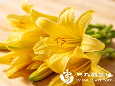 无论新鲜还是干黄花菜，食用量和处理方式都至关重要