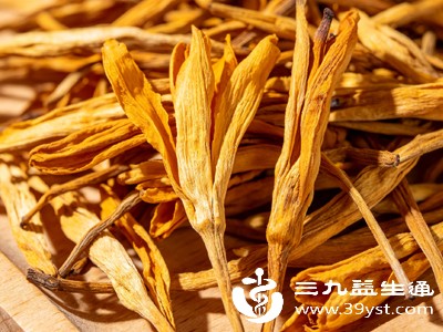干黄花菜食用前，用温水泡发30-60分钟至完全舒展，泡发时更换1-2次水，去除表面的灰尘和残留杂质